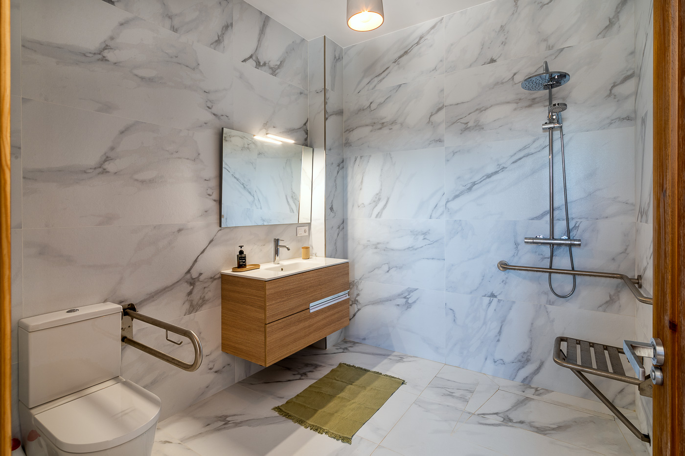 Bathroom adapted to people with reduced mobility (ground floor)